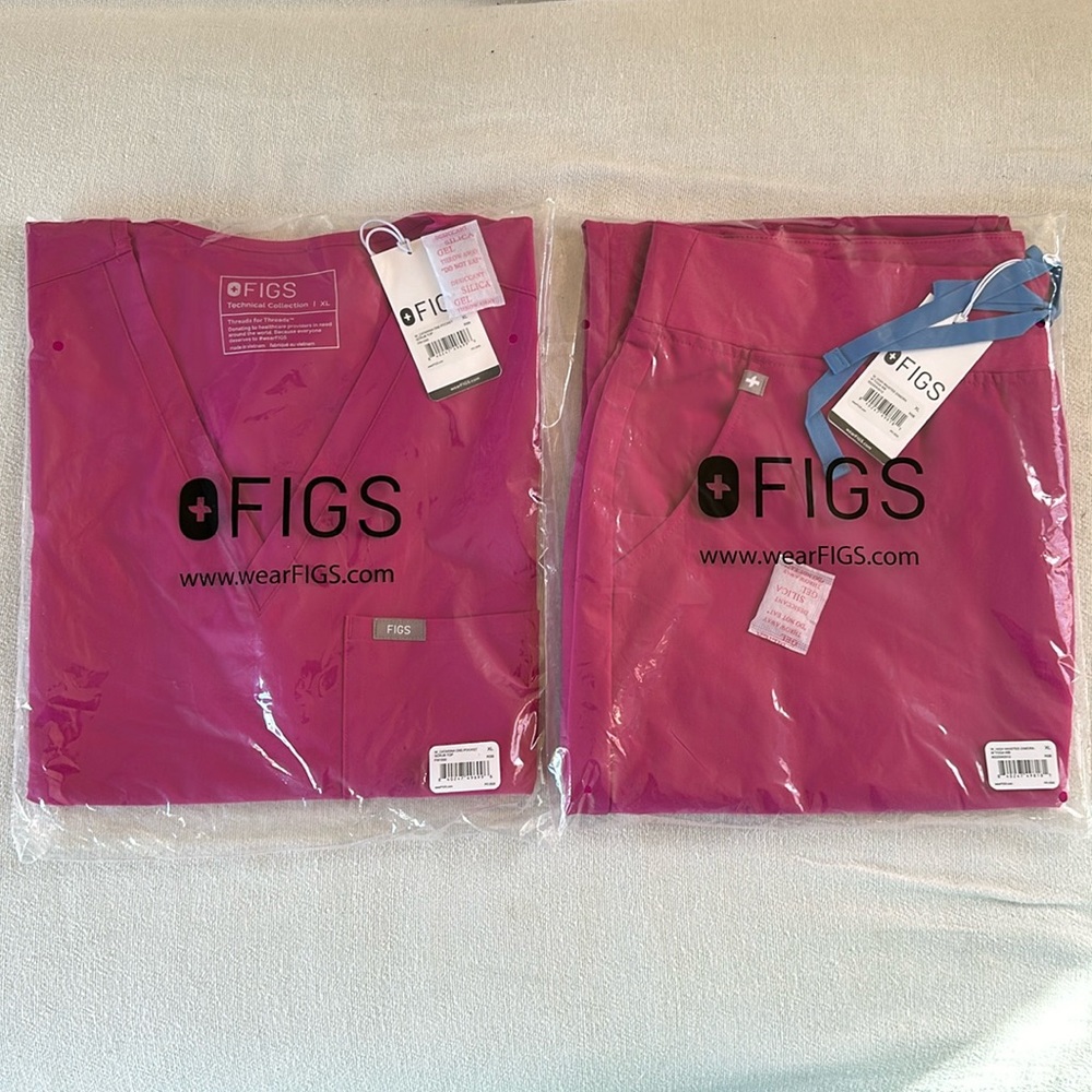 BRAND NEW FIGS Scrub set. Never even taken out of the plastic Size XL